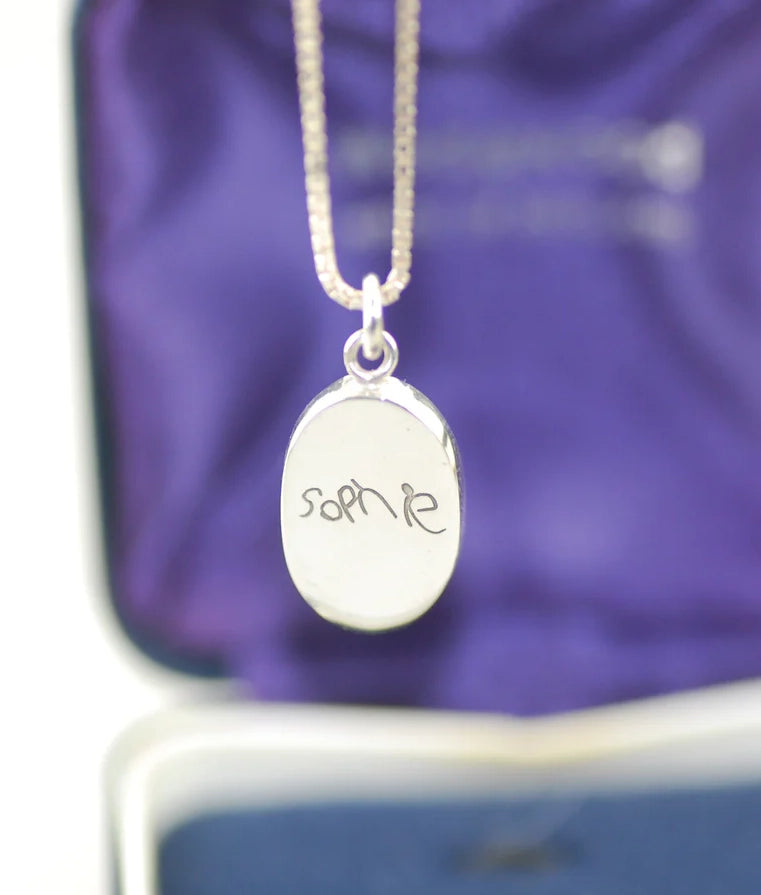 Geschreven tekst in sieraad