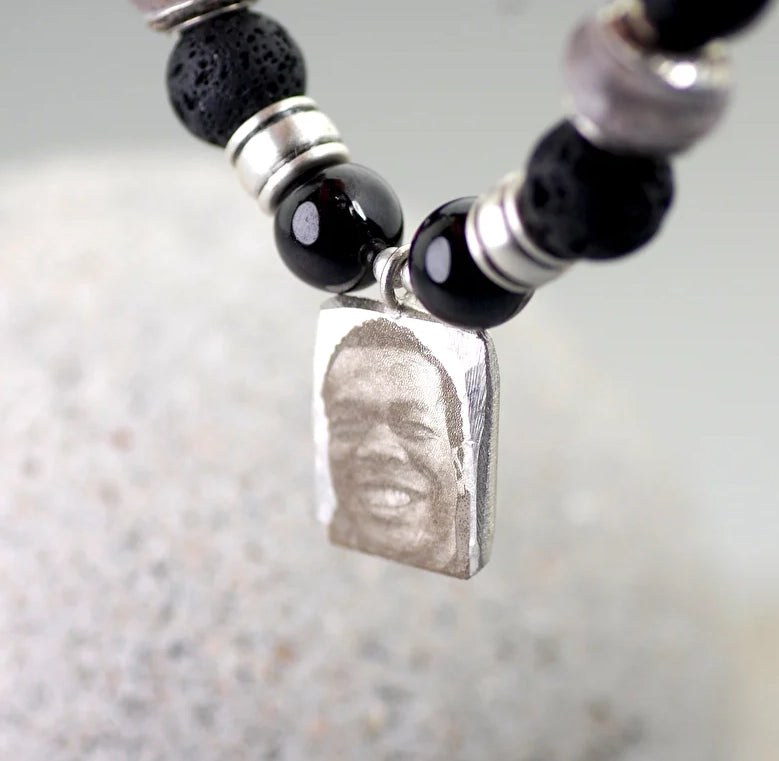 Graveren van een foto in een sieraad